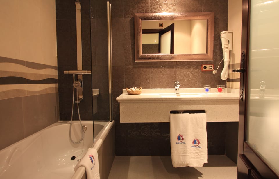 Double Room | Bathroom | Free toiletries, hair dryer, bathrobes, slippers