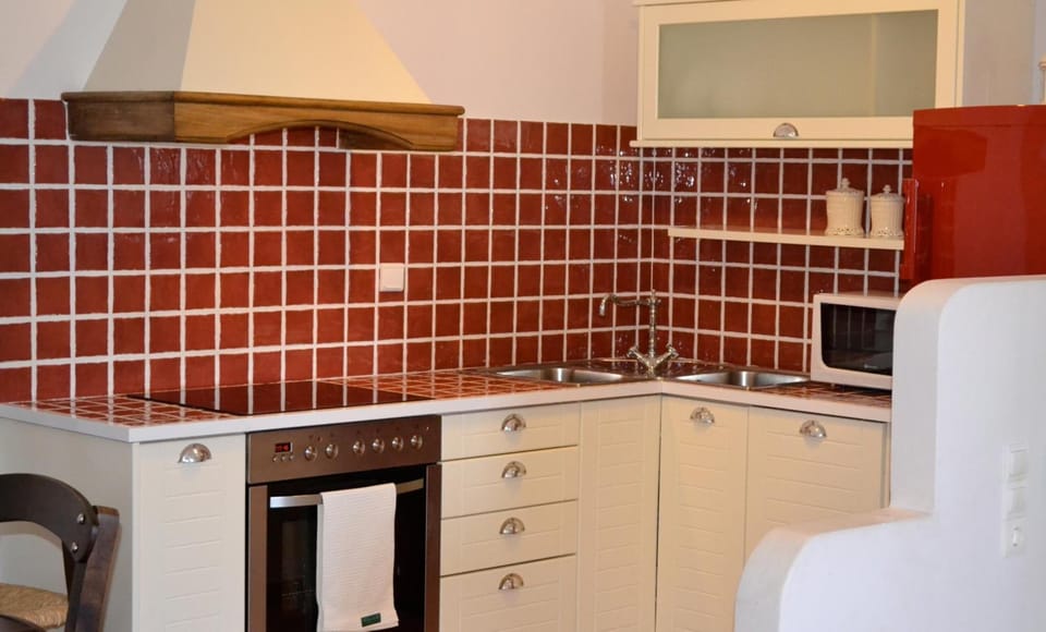 Full-size fridge, microwave, stovetop, dishwasher