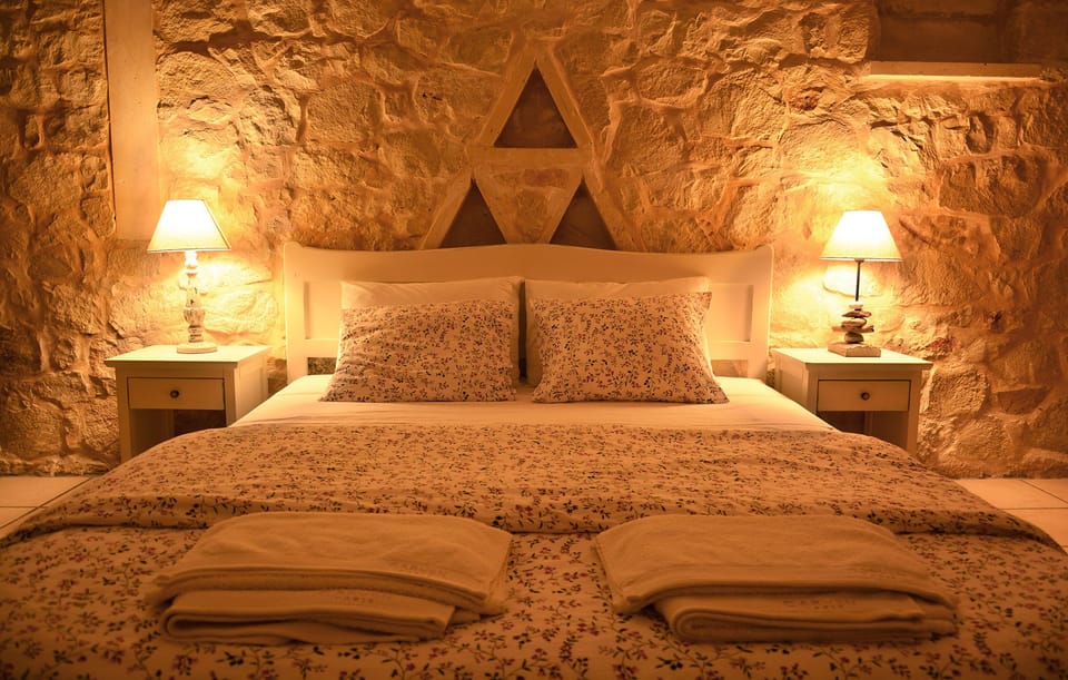 Premium bedding, in-room safe, individually decorated