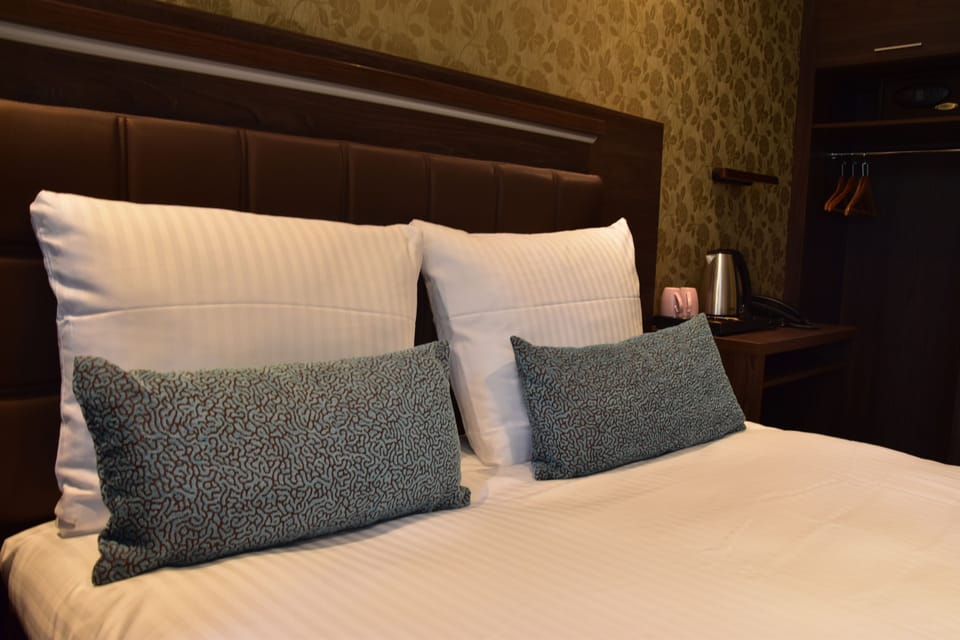 Double Room (Small) | In-room safe, desk, iron/ironing board, free WiFi