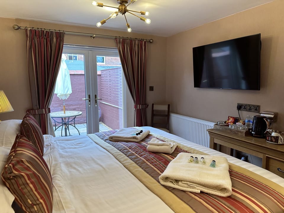 Exclusive Room, Jetted Tub, Courtyard View | Premium bedding, individually decorated, iron/ironing board, free WiFi