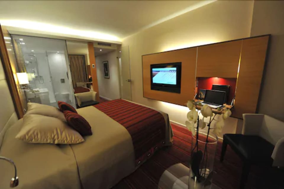 Privilege Double Room, Balcony, Sea View | Minibar, in-room safe, blackout drapes, soundproofing