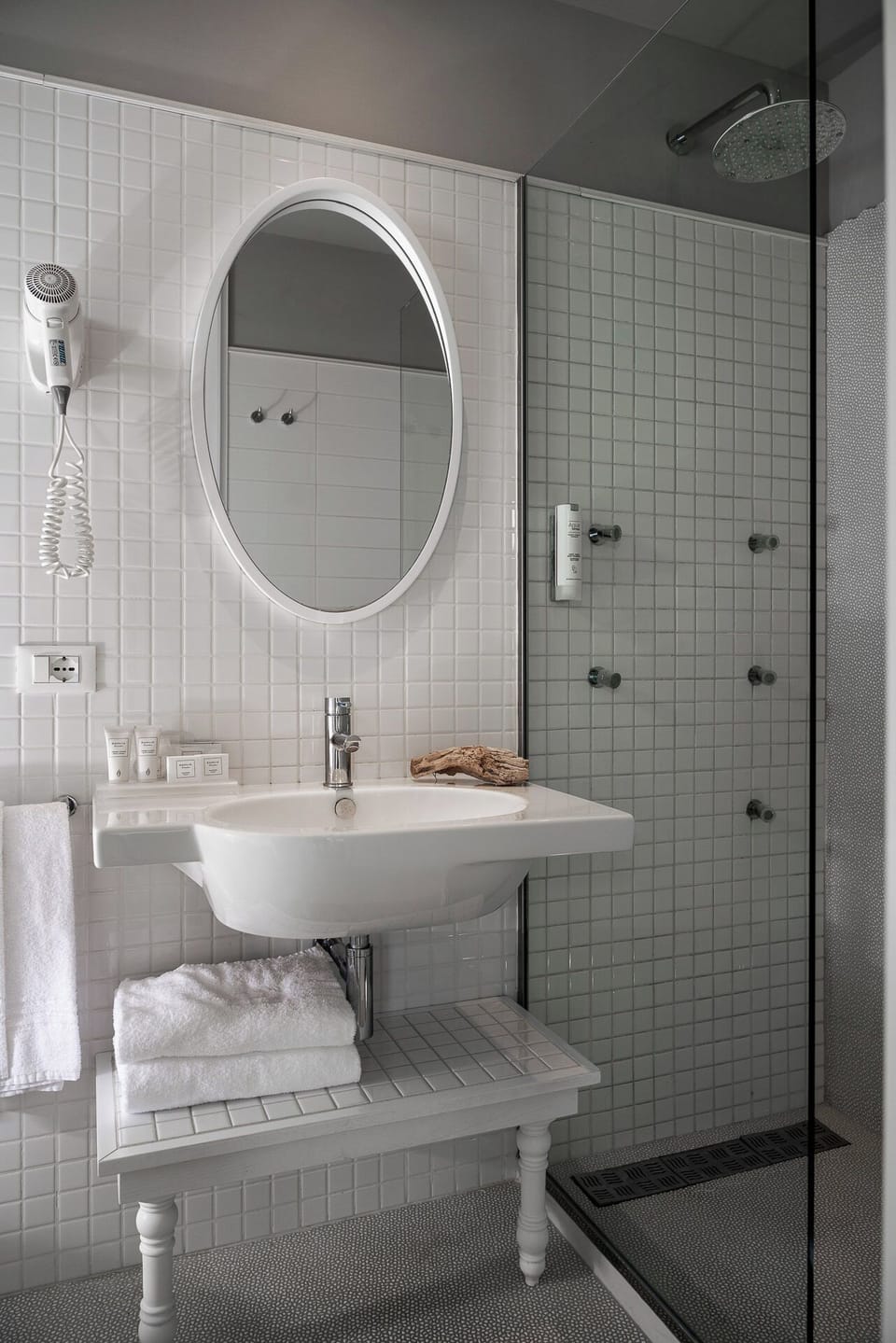 Junior Studio Suite, Balcony, Pool View | Bathroom | Eco-friendly toiletries, hair dryer, bidet, towels