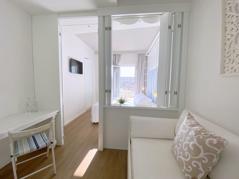 Junior Studio Suite, Balcony, Pool View | Premium bedding, down comforters, minibar, in-room safe