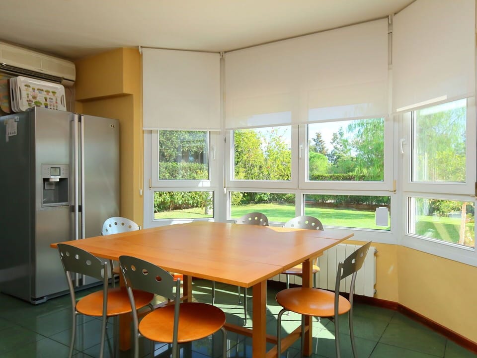 Room, Property, Furniture, Building, Interior Design, Table, Floor, House, Architecture, Dining Room