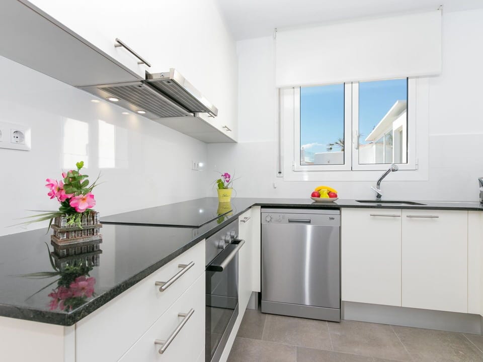 Property, Room, Kitchen, Furniture, Countertop, Building, Cabinetry, Interior Design, House, Real Estate