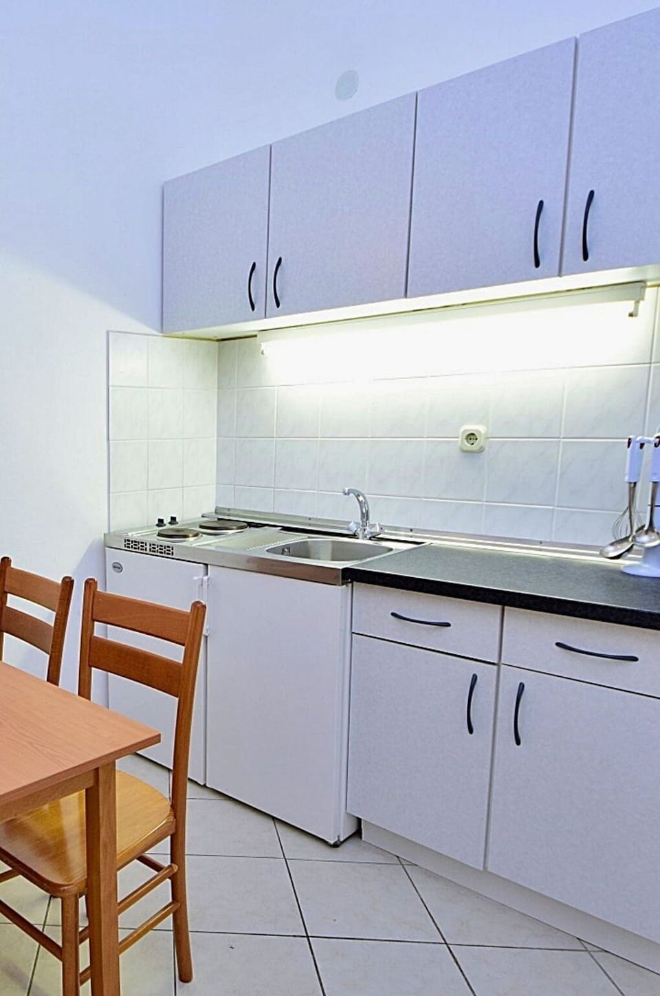 Tap, Cabinetry, Furniture, Kitchen Sink, Countertop, Sink, Kitchen, Wood, Kitchen Stove, Chair