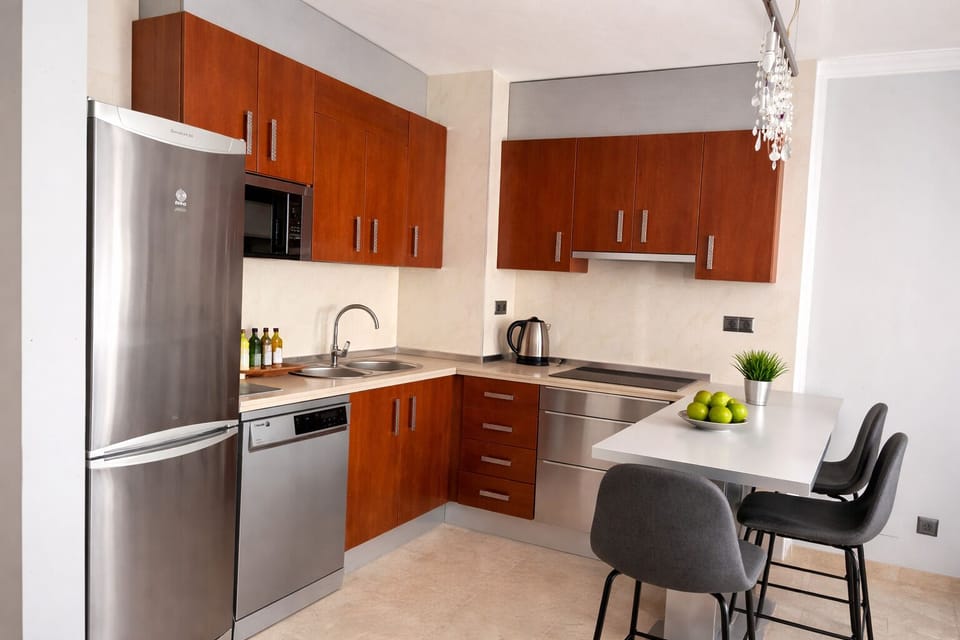 Full-size fridge, microwave, oven, stovetop