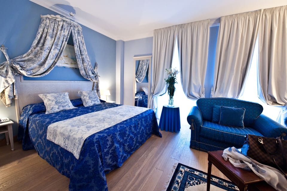 Junior Suite | Minibar, in-room safe, desk, blackout drapes