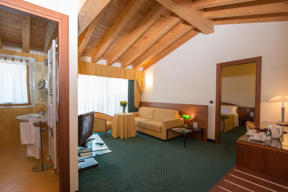 Suite, Balcony, Pool View | Living room | 30-inch TV with satellite channels