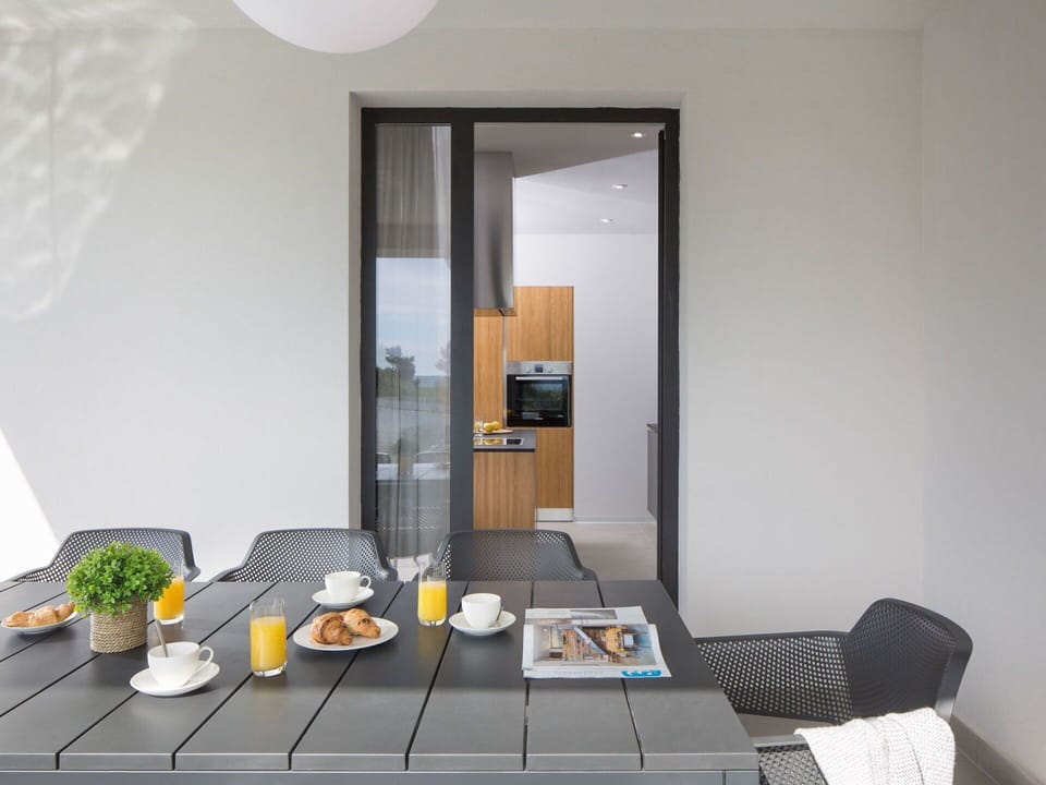 Room, Property, Interior Design, House, Furniture, Building, Floor, Living Room, Table, Architecture