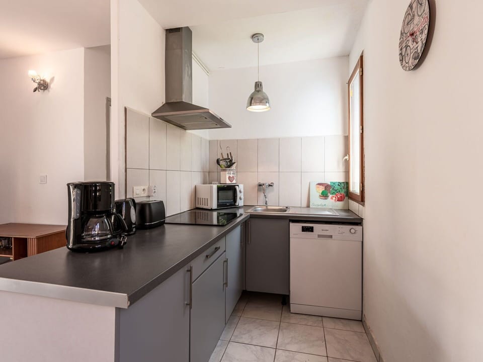 Cabinetry, Countertop, Property, Kitchen Sink, Sink, Kitchen Stove, Kitchen, Lighting, Kitchen Appliance, Architecture