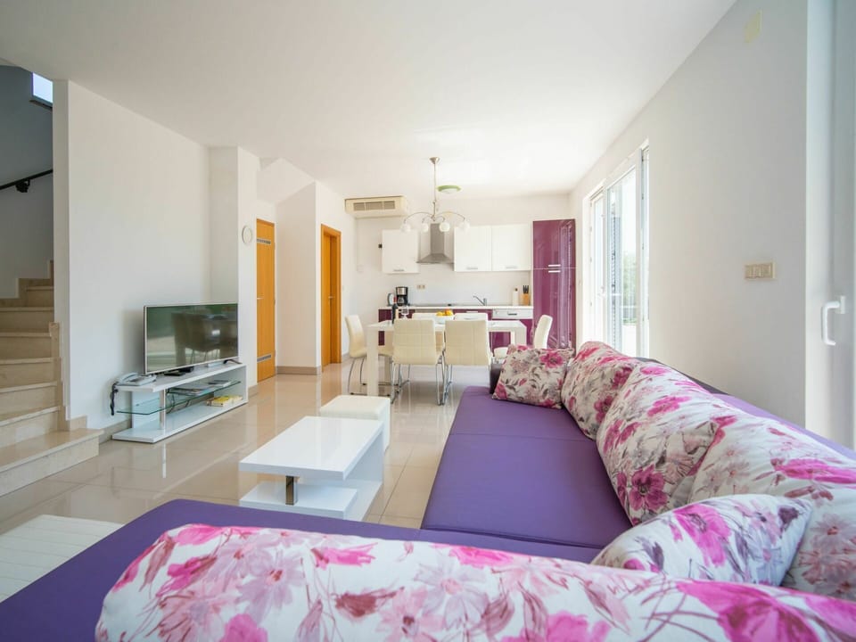 Property, Furniture, Building, Comfort, Purple, Wood, Interior Design, Flooring, Floor