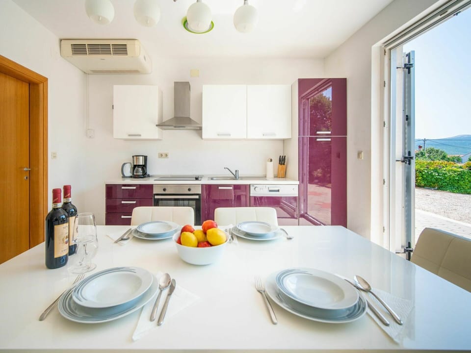 Cabinetry, Countertop, Property, Tap, Plant, Tableware, Sink, Kitchen, Dishware, Wood