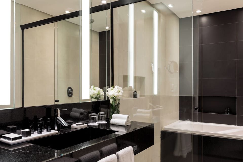 Deluxe Suite, Garden View | Bathroom | Free toiletries, hair dryer, bathrobes, slippers