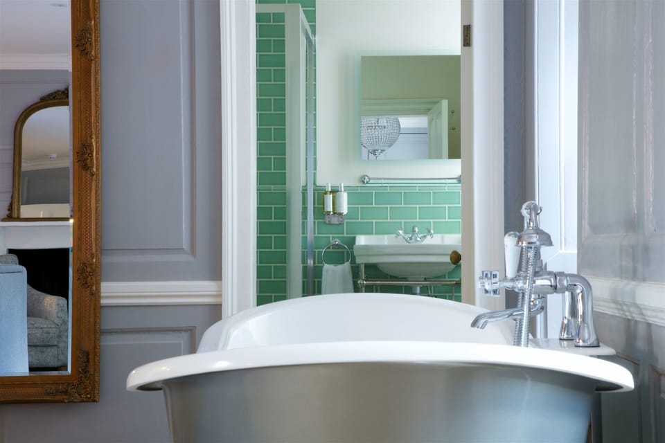 Deluxe Double Room, Non Smoking | Bathroom amenities | Free toiletries, hair dryer, slippers, towels
