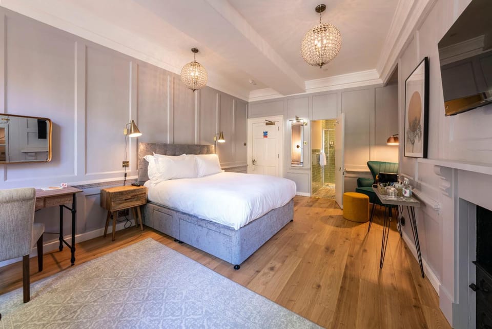 Executive Double Room | Hypo-allergenic bedding, individually decorated, individually furnished