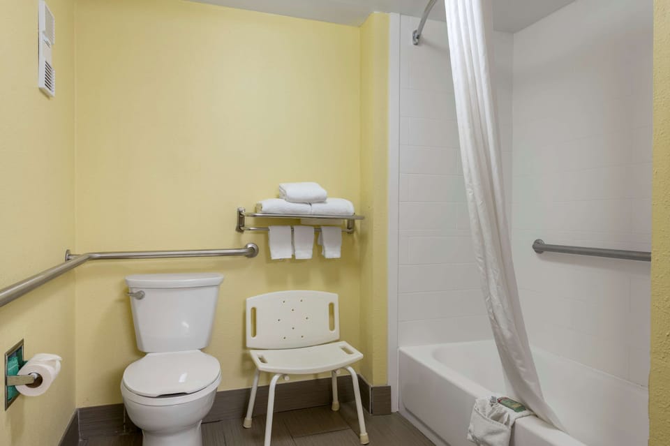 Combined shower/tub, free toiletries, hair dryer, towels