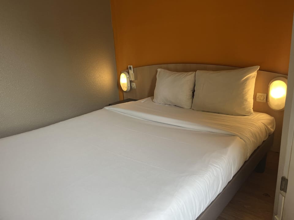 Standard Room, 1 Double Bed | Individually decorated, individually furnished, desk, laptop workspace