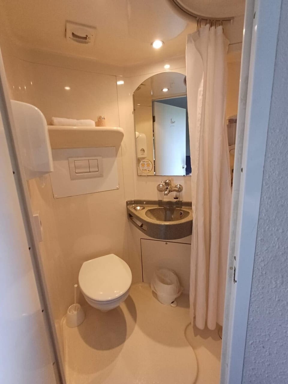 Shower, eco-friendly toiletries, towels