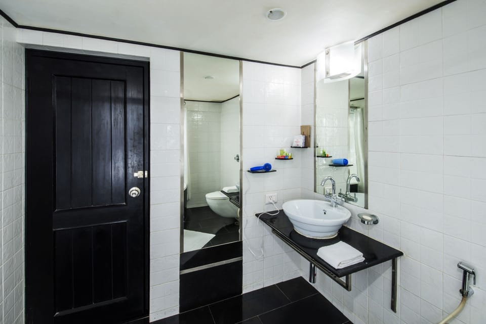 Super Deluxe Room | Bathroom | Combined shower/tub, deep soaking tub, rainfall showerhead
