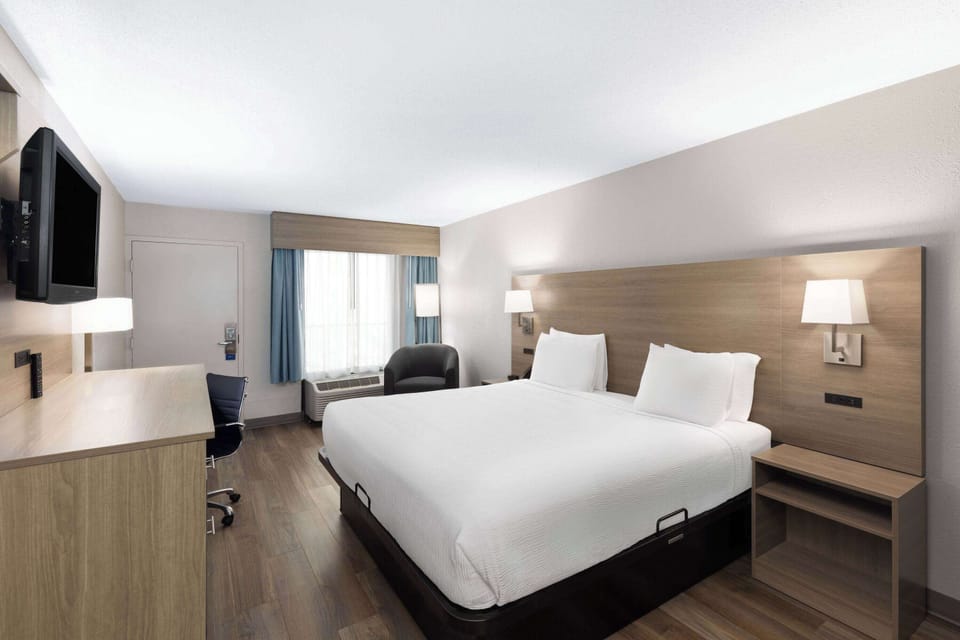 Standard Room, 1 King Bed | Desk, laptop workspace, blackout drapes, soundproofing