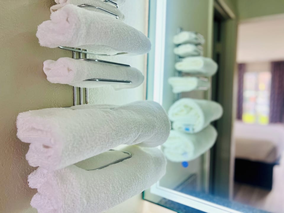 Combined shower/tub, deep soaking tub, hydromassage showerhead