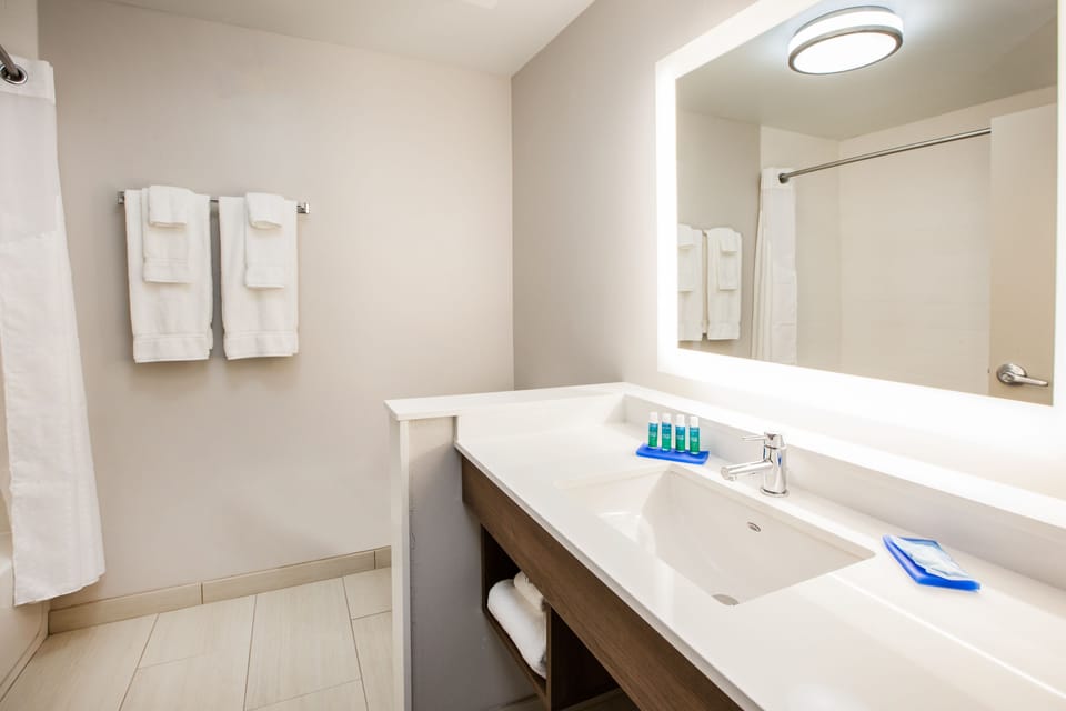 Combined shower/tub, hair dryer, towels