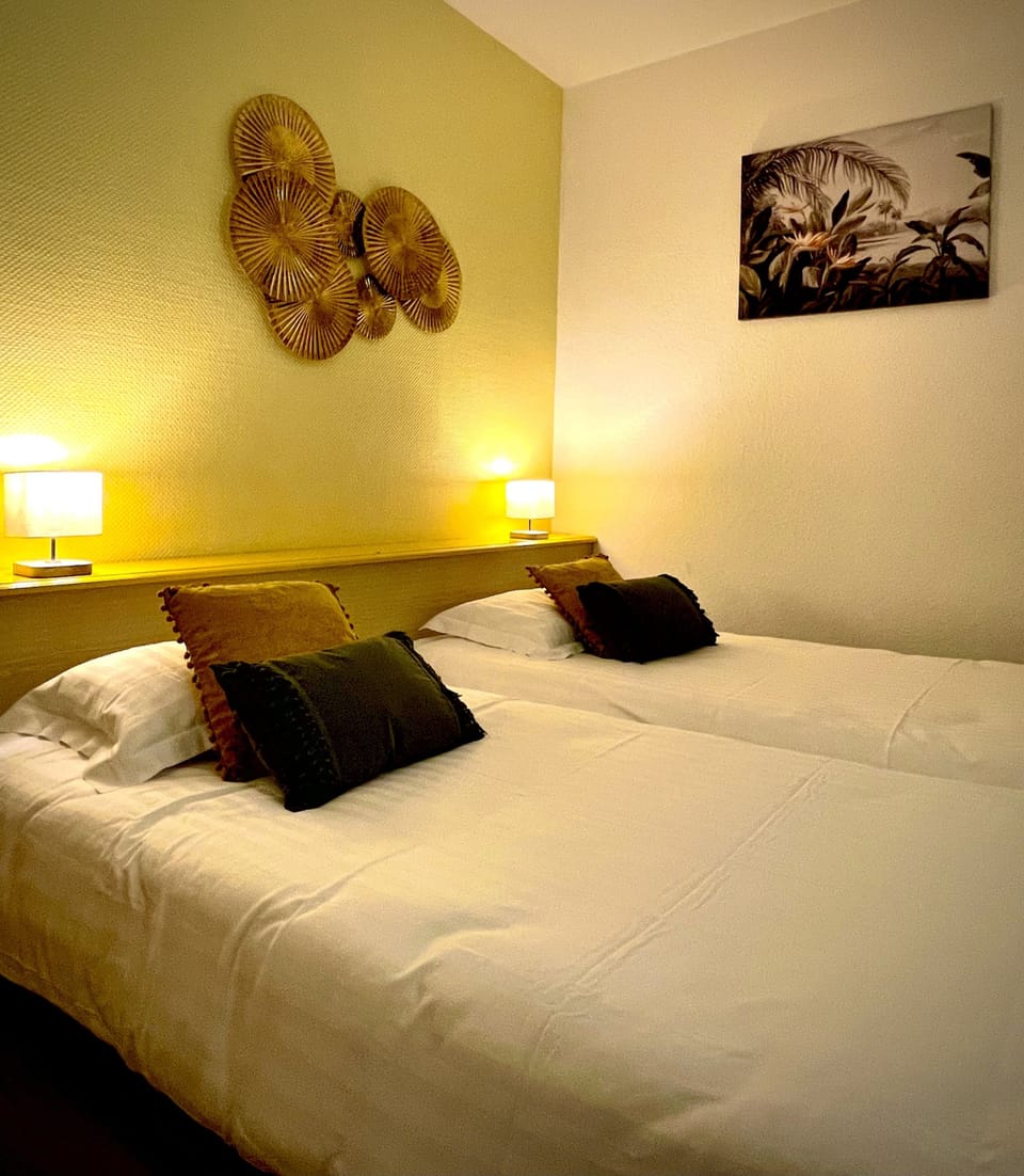 Comfort Twin Room, Bathtub, Garden View | Individually decorated, individually furnished, desk, blackout drapes