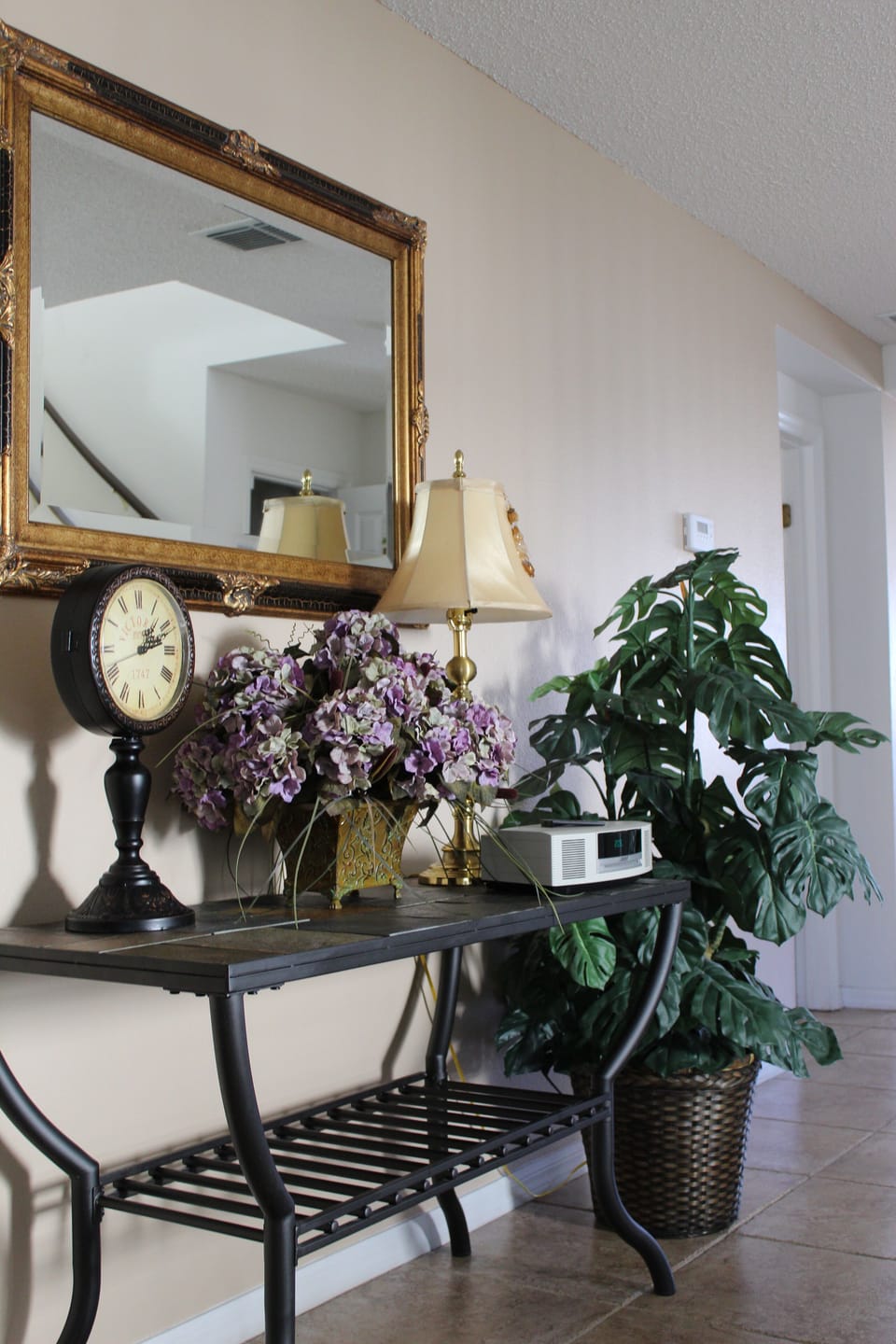 Entrance way leading to the master bedroom, nice decoration, w/ Bose wave radio.