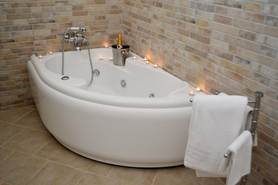 Double Room, Jetted Tub | Bathroom | Free toiletries, hair dryer, slippers, bidet