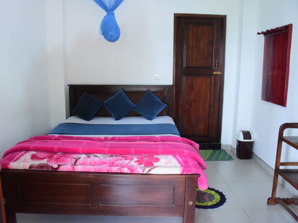 Deluxe Double Room | Individually decorated, individually furnished, blackout drapes