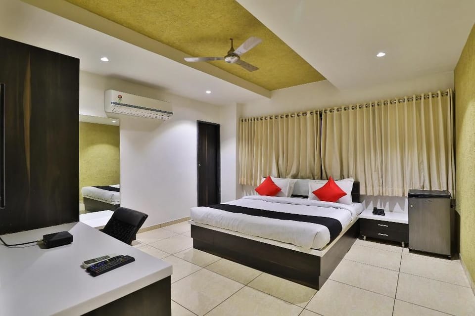 1 bedroom, premium bedding, desk, blackout drapes