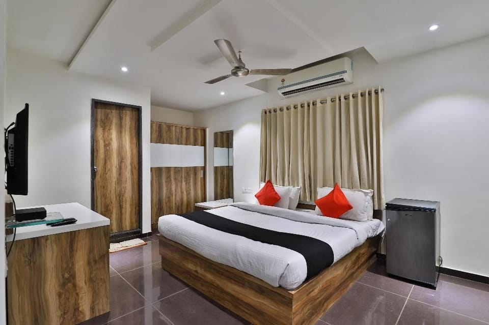 1 bedroom, premium bedding, desk, blackout drapes