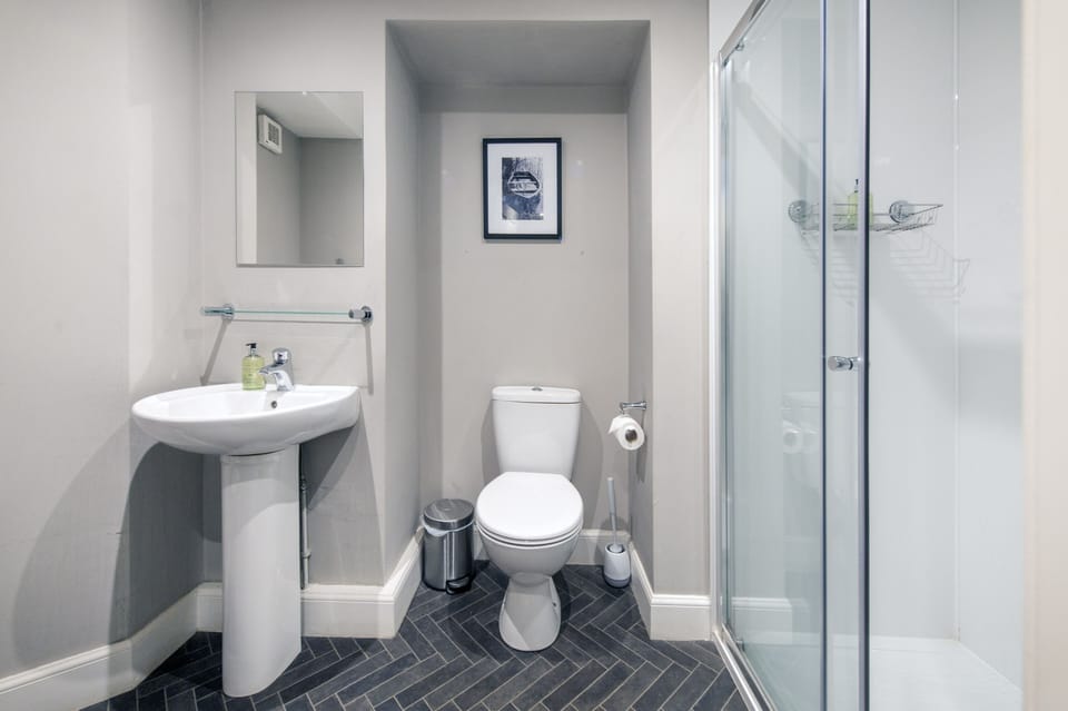 Standard Double Room, 1 King Bed, Non Smoking | Bathroom | Shower, free toiletries, hair dryer, towels