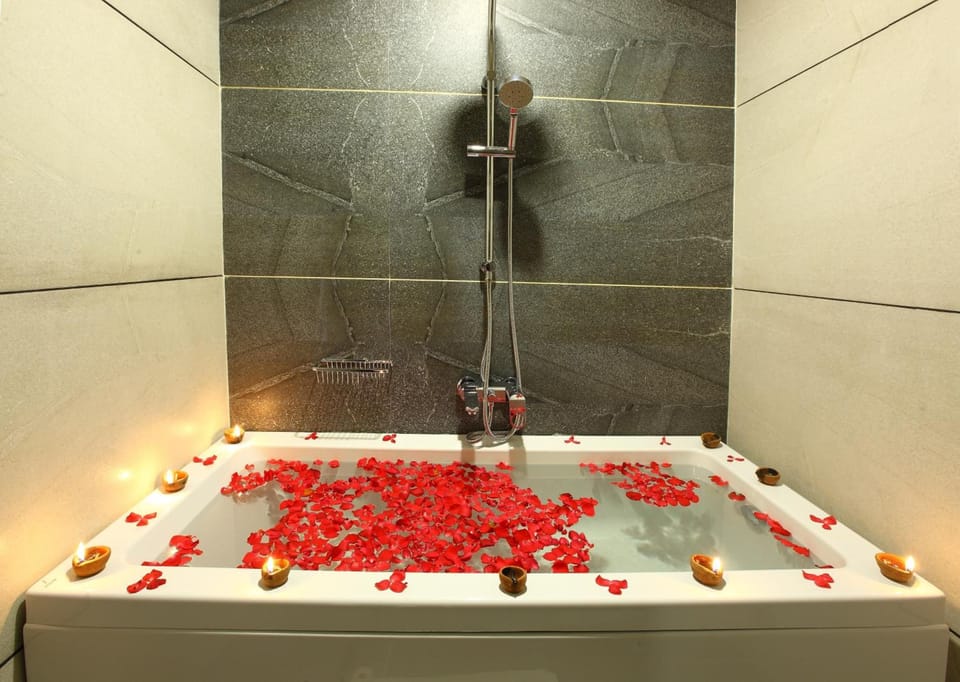 Shower, rainfall showerhead, free toiletries, slippers