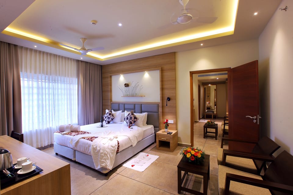 Deluxe Room, 1 King Bed, Non Smoking | Egyptian cotton sheets, premium bedding, minibar, in-room safe
