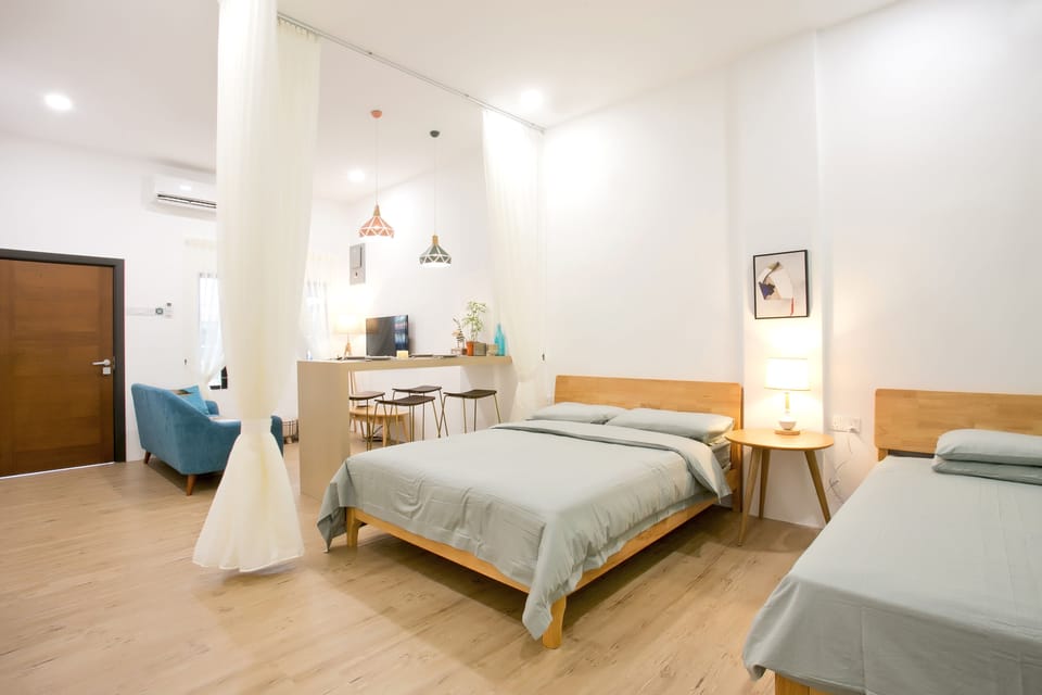Egyptian cotton sheets, premium bedding, blackout drapes, free WiFi