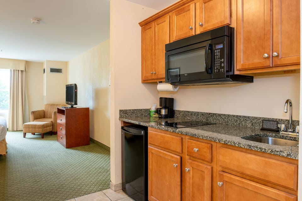 Studio, 1 King Bed | Desk, laptop workspace, blackout drapes, iron/ironing board