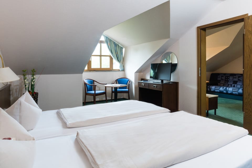 Hypo-allergenic bedding available, in-room safe, desk, blackout drapes