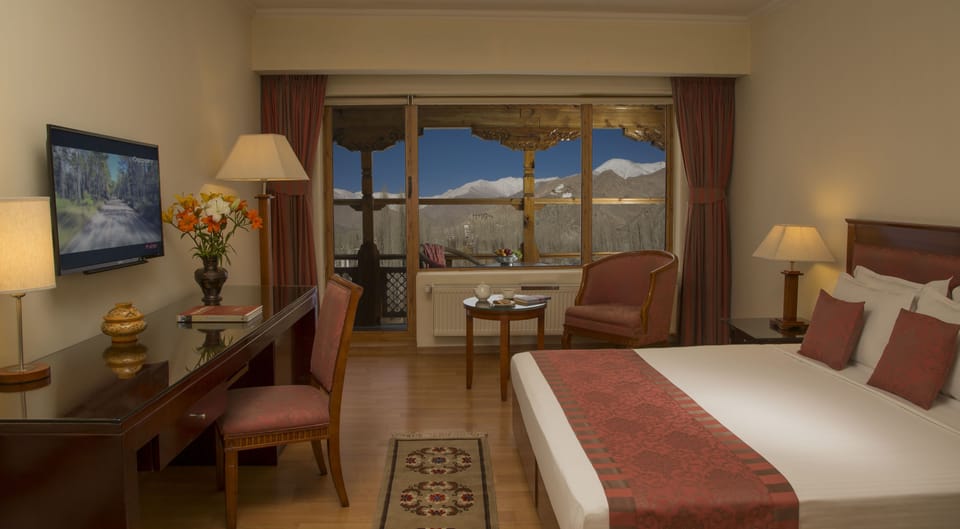 Deluxe Room | Minibar, in-room safe, desk, blackout drapes
