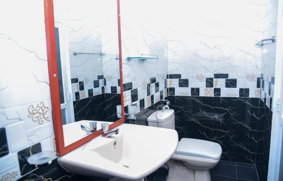 Single Room with Private Bathroom | Bathroom | Shower, hydromassage showerhead, designer toiletries, hair dryer