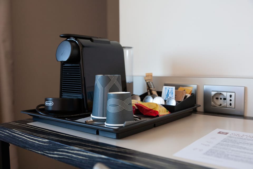 Deluxe Room | Minibar, in-room safe, desk, soundproofing