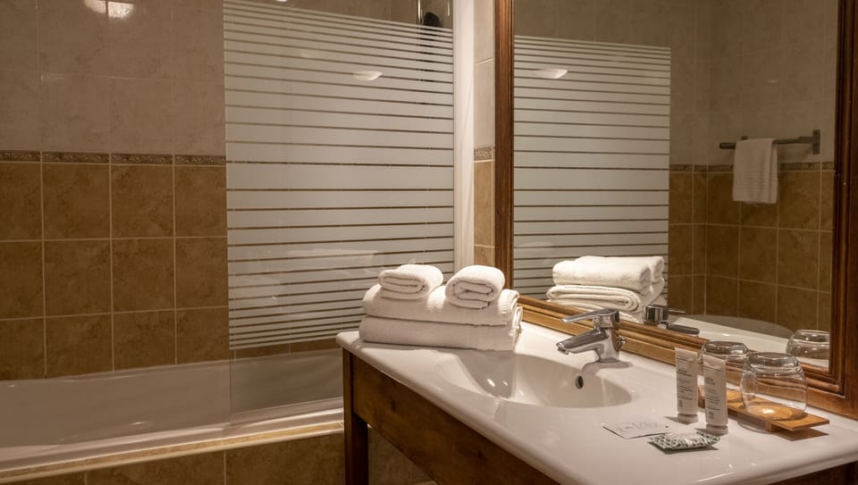 Bathtub, towels