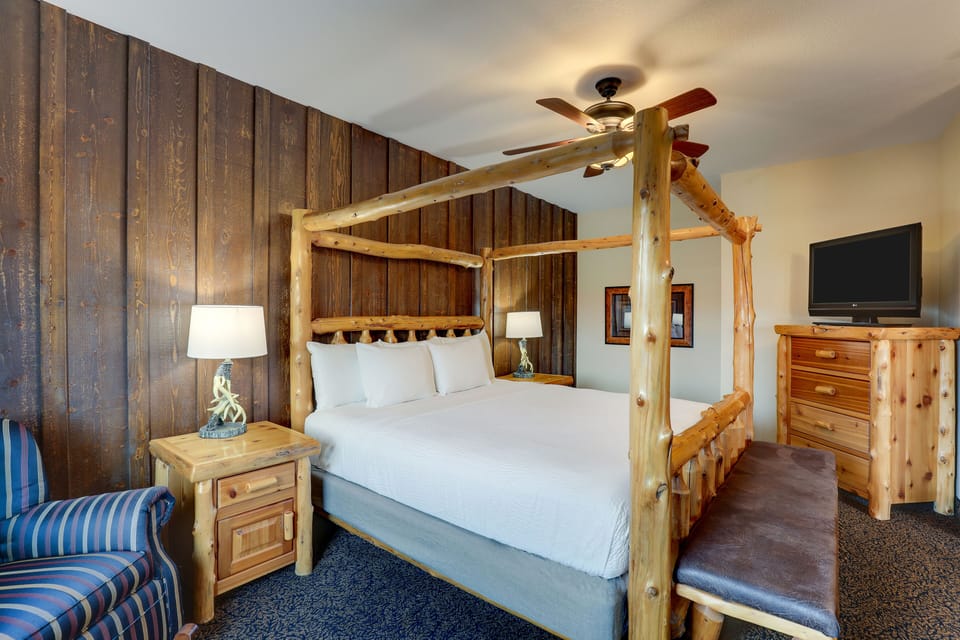 Theme Suite with Whirlpool | Premium bedding, desk, iron/ironing board, free cribs/infant beds