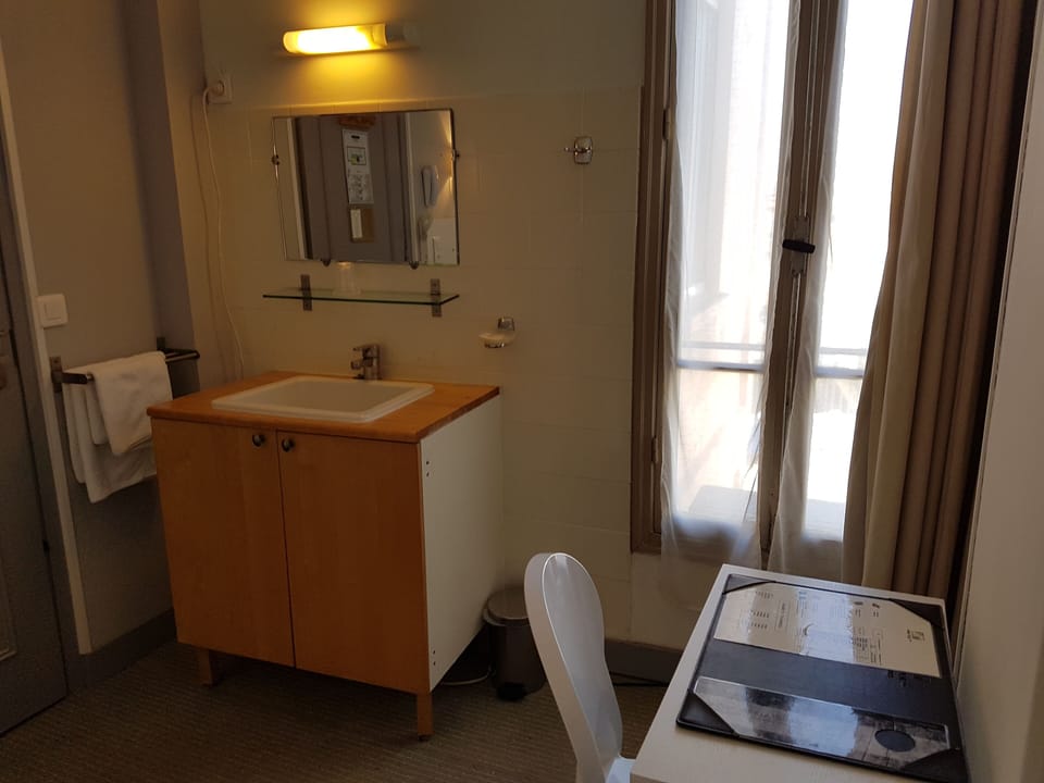 Single Room with Shared Shower & Toilet | Desk, laptop workspace, WiFi, bed sheets