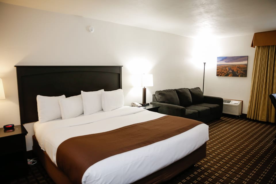Deluxe Room | Pillowtop beds, blackout drapes, iron/ironing board, cribs (free)