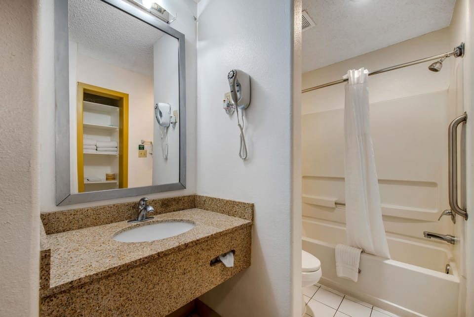 Combined shower/tub, free toiletries, hair dryer, towels