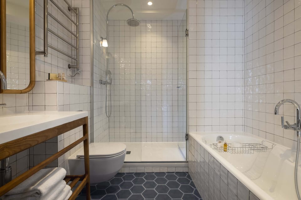 Executive Room (Cosy) | Bathroom | Hair dryer, bathrobes, slippers, towels