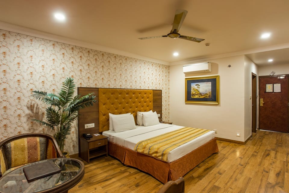 Grand Room | Minibar, in-room safe, desk, blackout drapes